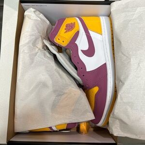 Nike Air Jordan 1 Retro High OG university gold/light bordeaux